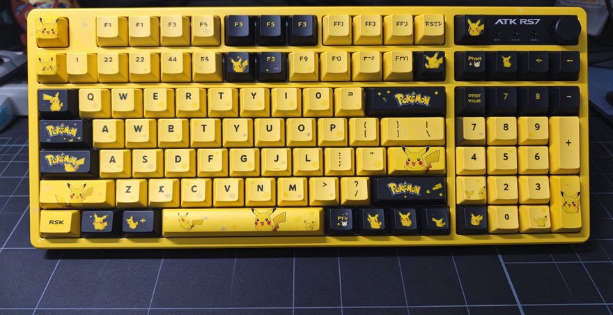 ATK RS7 Air皮卡丘联名怎么样？磁轴键盘价格和怎么调灯光键帽替换